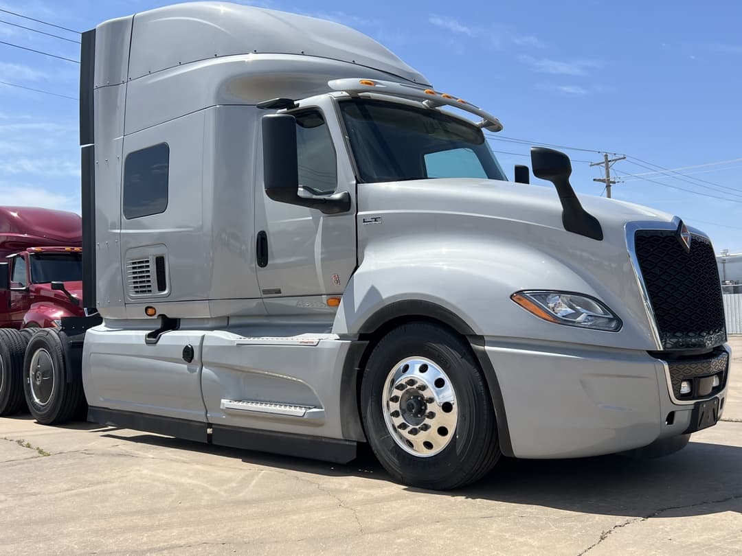 2025 International LT — photo 3