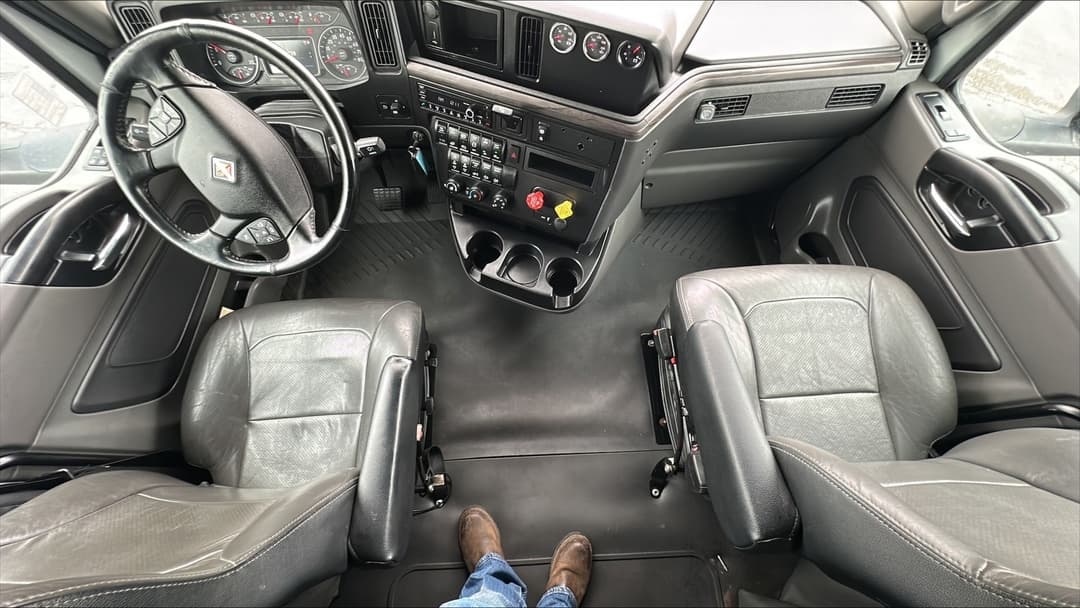 2023 International LT — photo 14