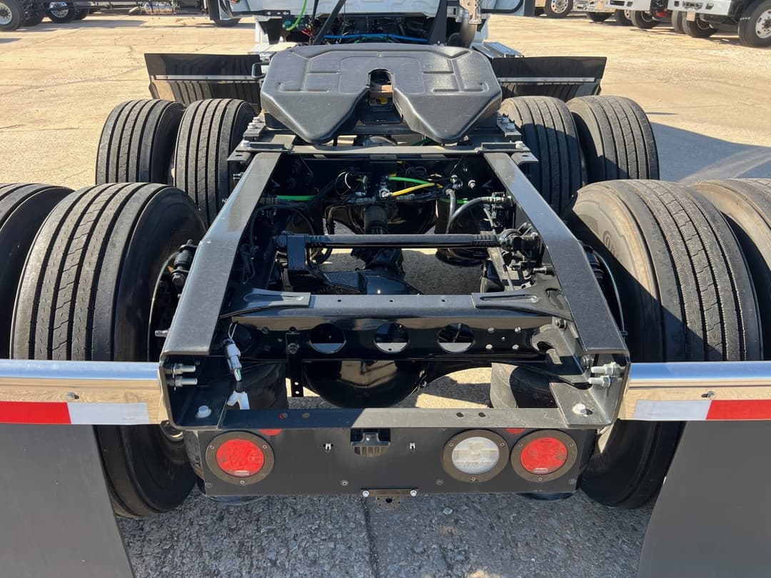 2025 International LT — photo 8