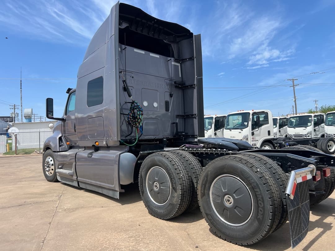 2025 International LT — photo 3