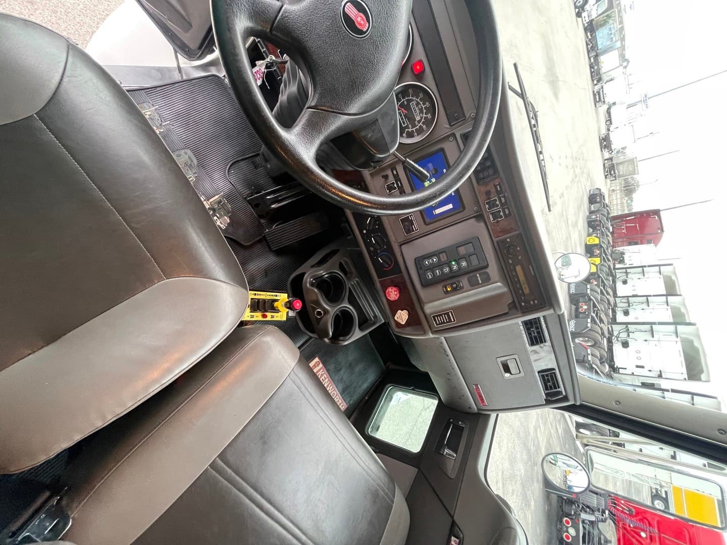 2010 Kenworth T370 — photo 13