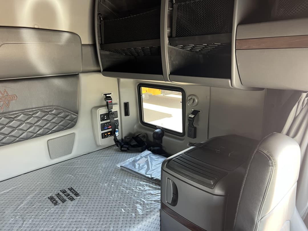 2025 International LT — photo 12