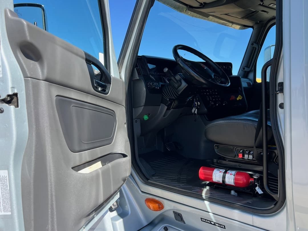 2023 International LT — photo 3