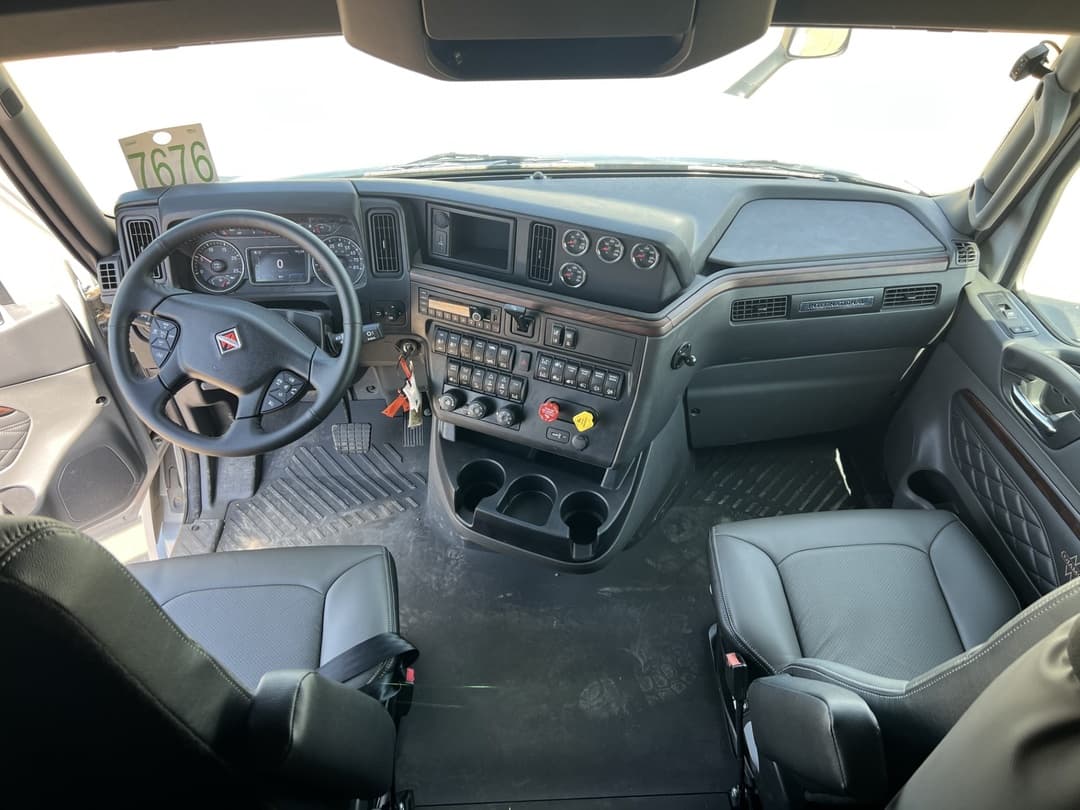 2025 International LT — photo 13
