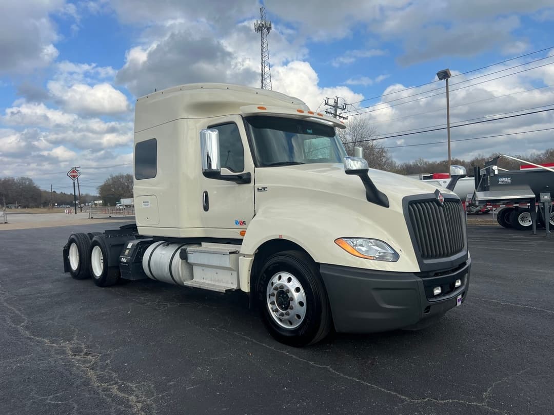 2022 International LT — photo 3