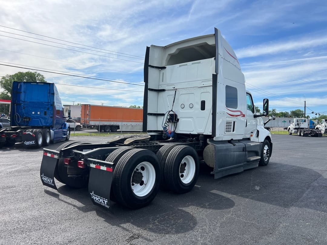 2022 International LT — photo 3