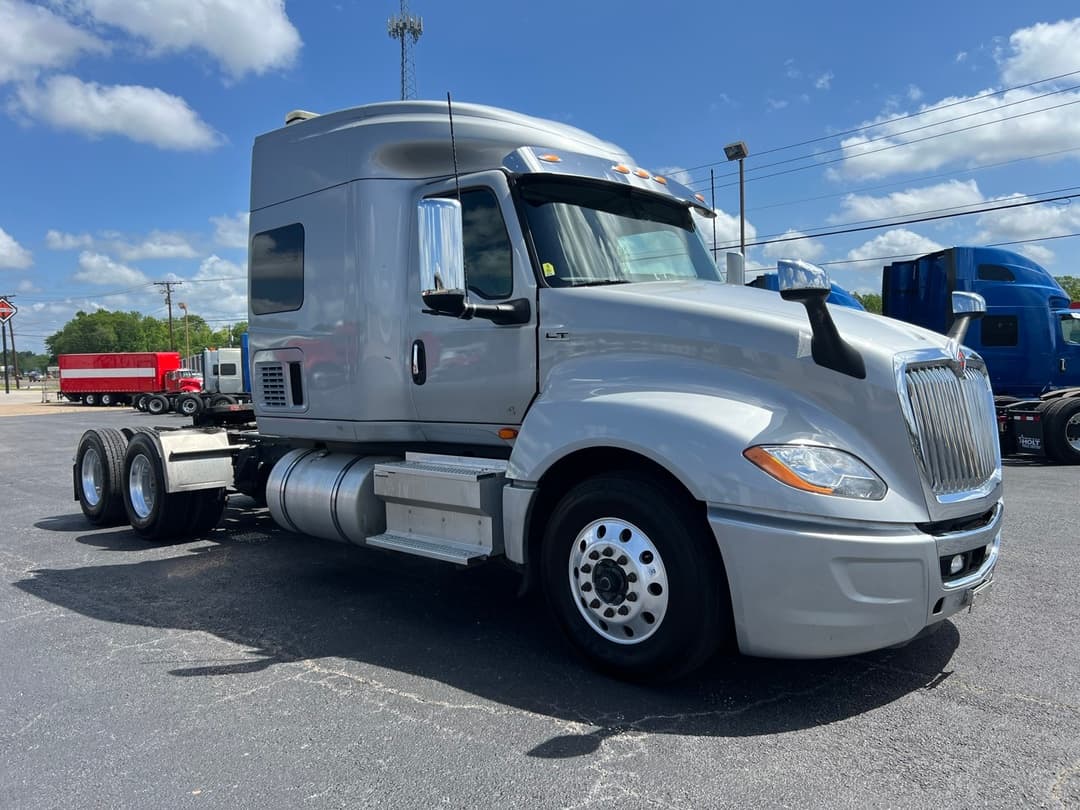 2022 International LT — photo 3