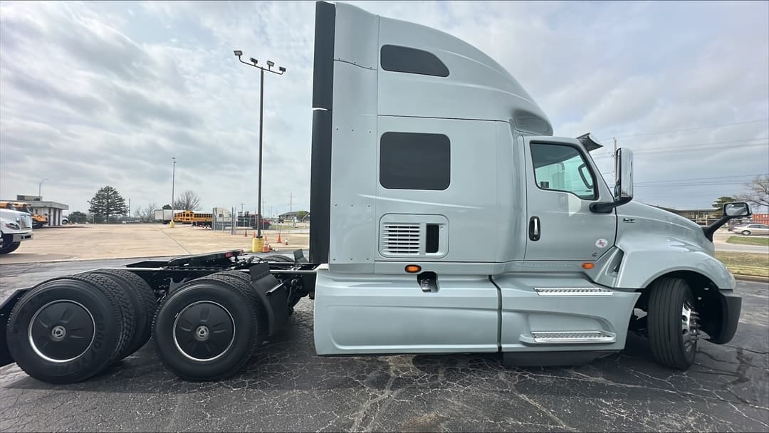 2023 International LT — photo 3