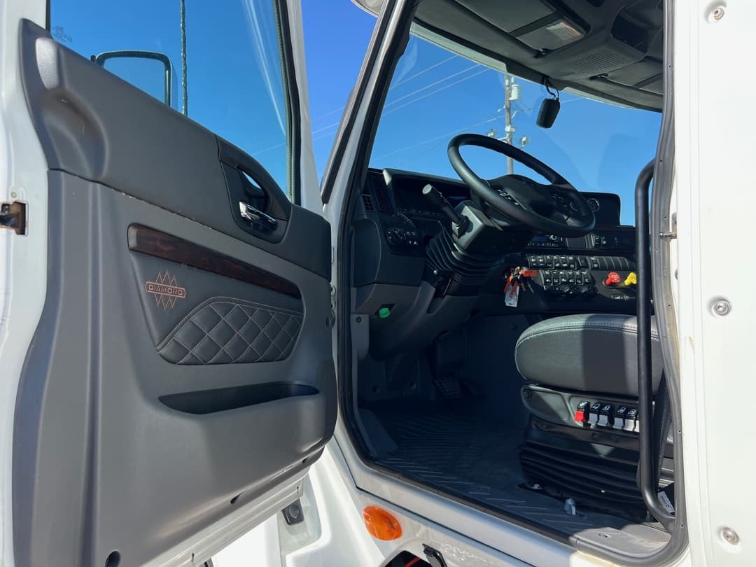 2025 International LT — photo 12