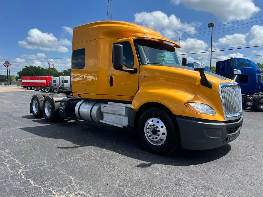 2022 International LT — photo 3