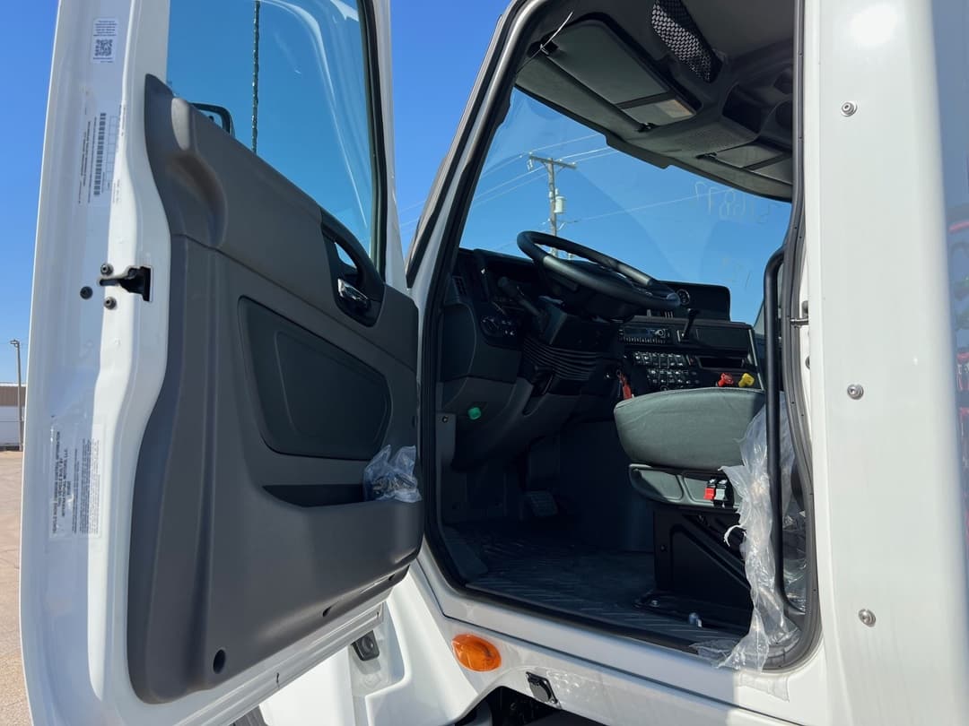 2026 International LT — photo 11