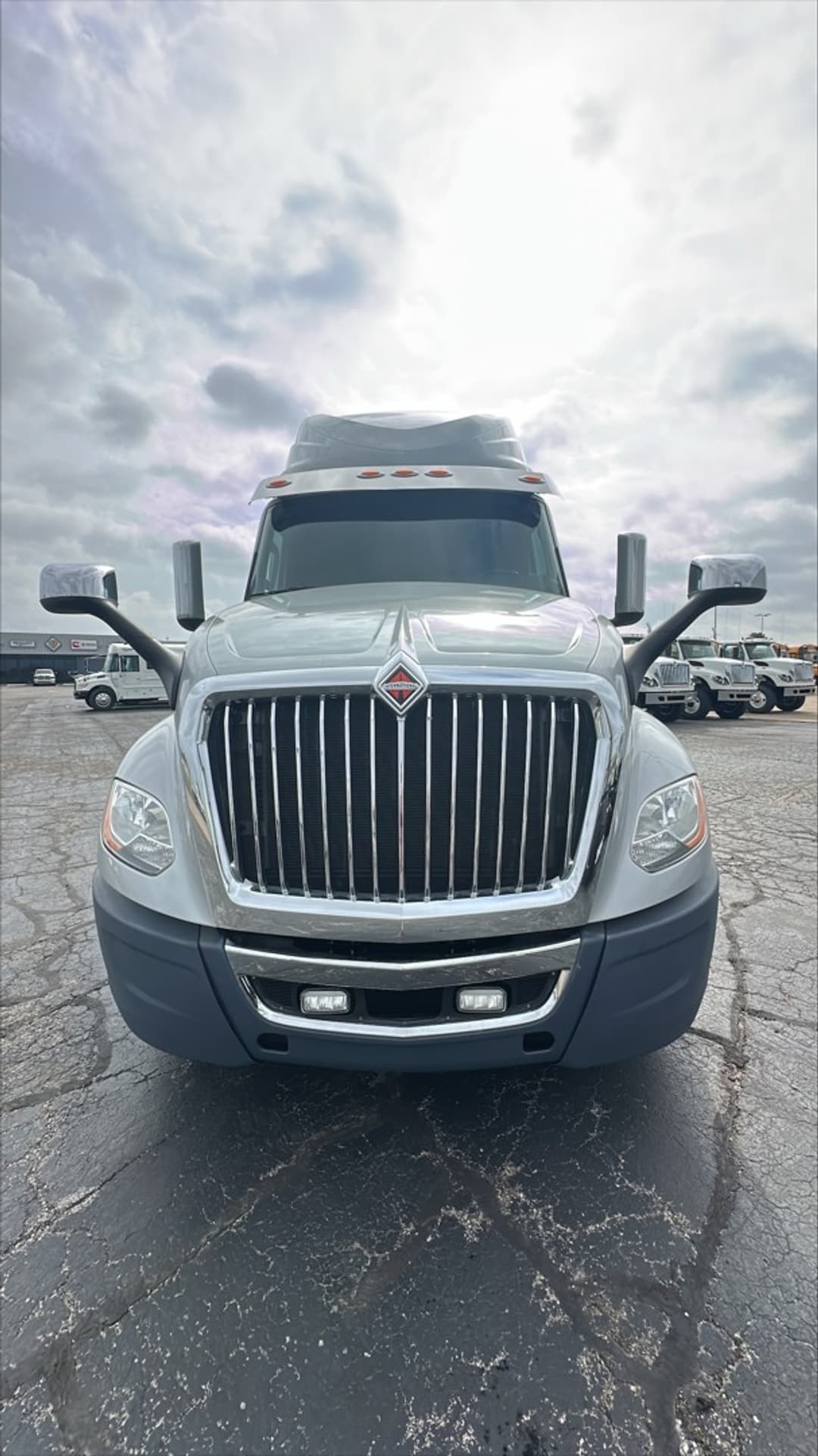 2023 International LT — photo 3