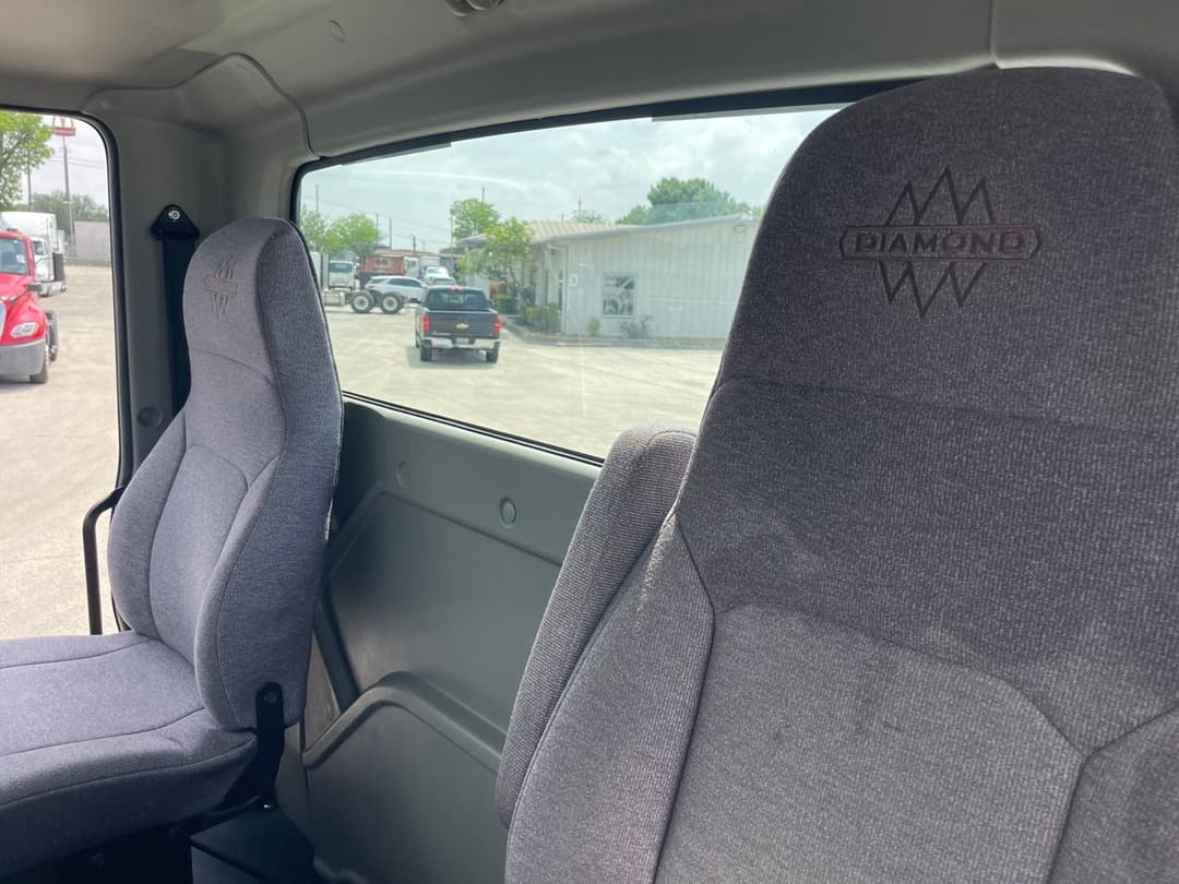 2023 International HX — photo 2