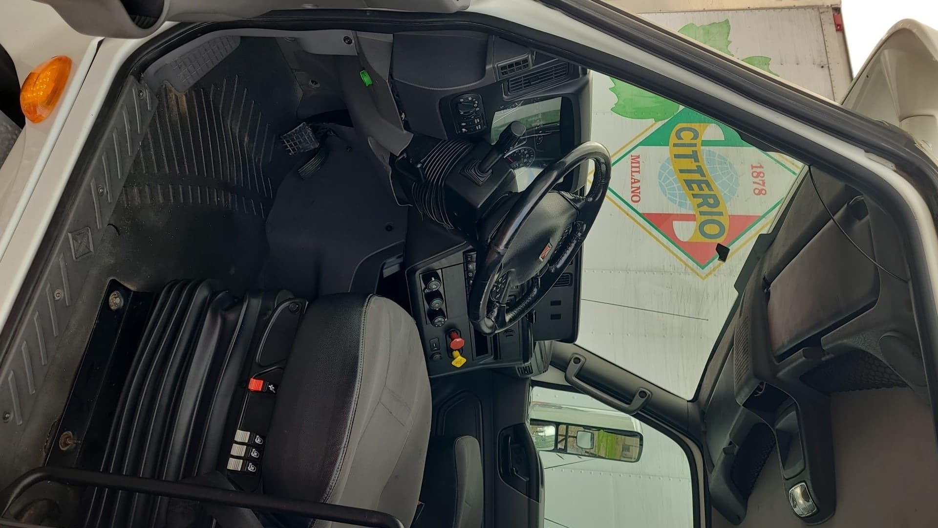 2019 International LT — photo 6