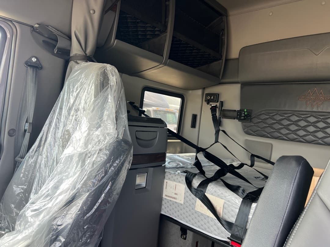 2025 International LT — photo 11