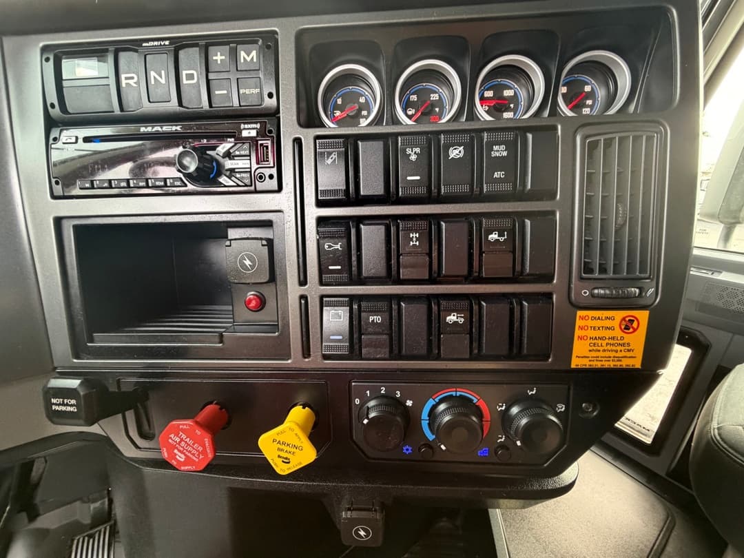 2020 Mack Anthem — photo 13