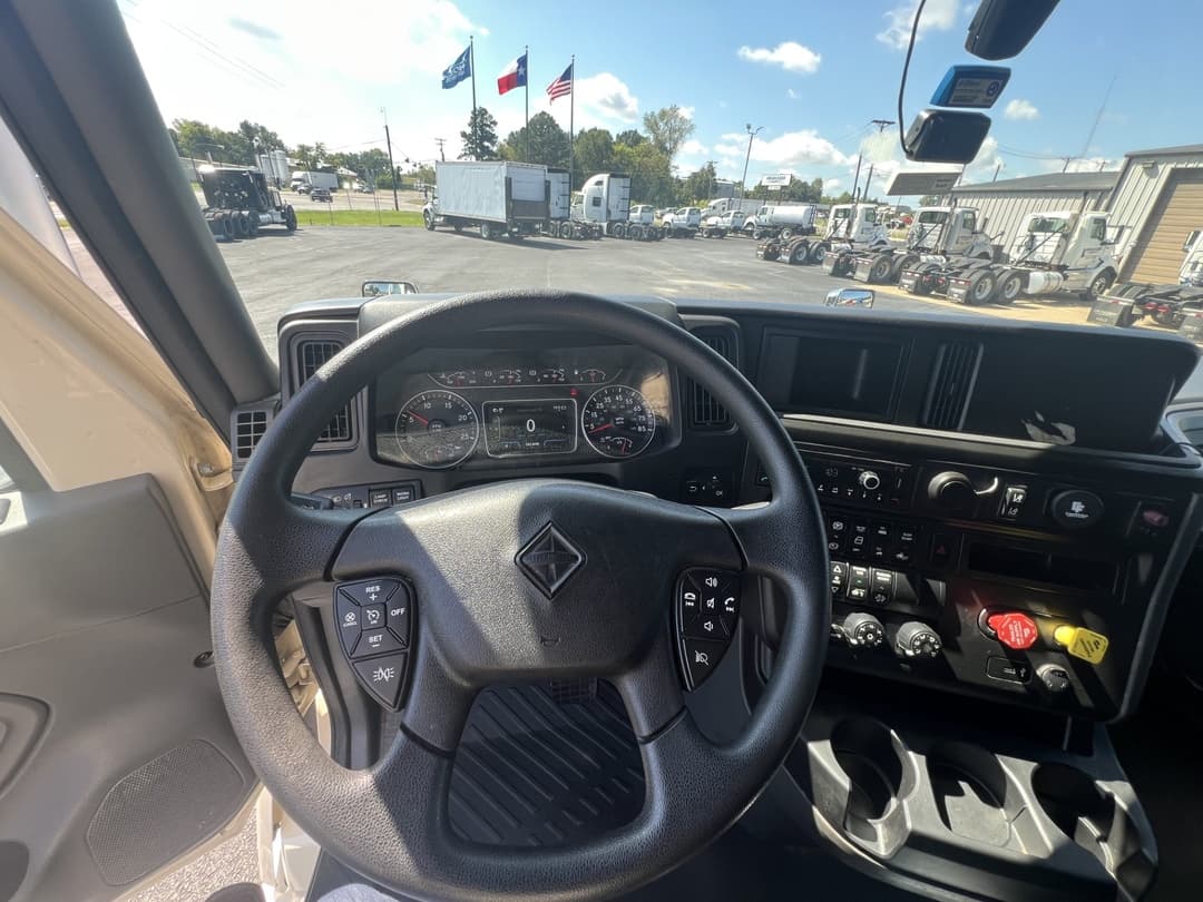 2022 International LT — photo 10