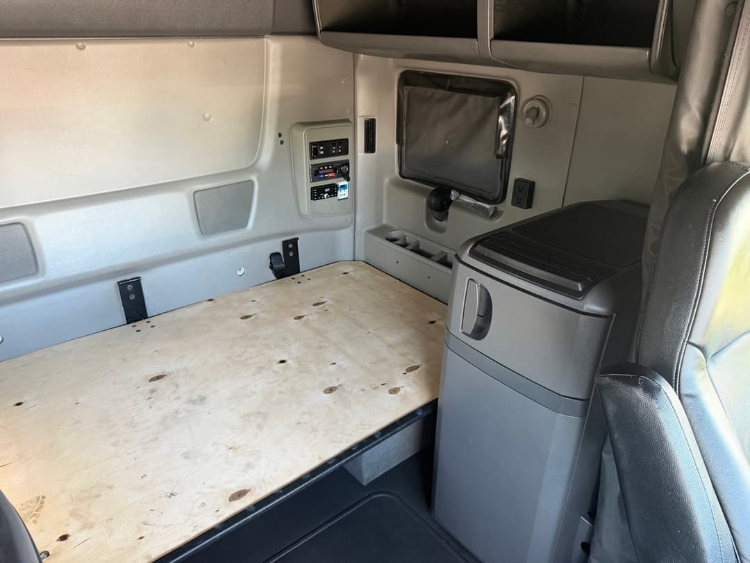 2021 International LT — photo 3