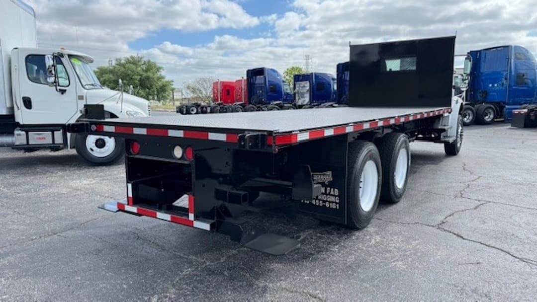 2017 Freightliner M2 106 — photo 6