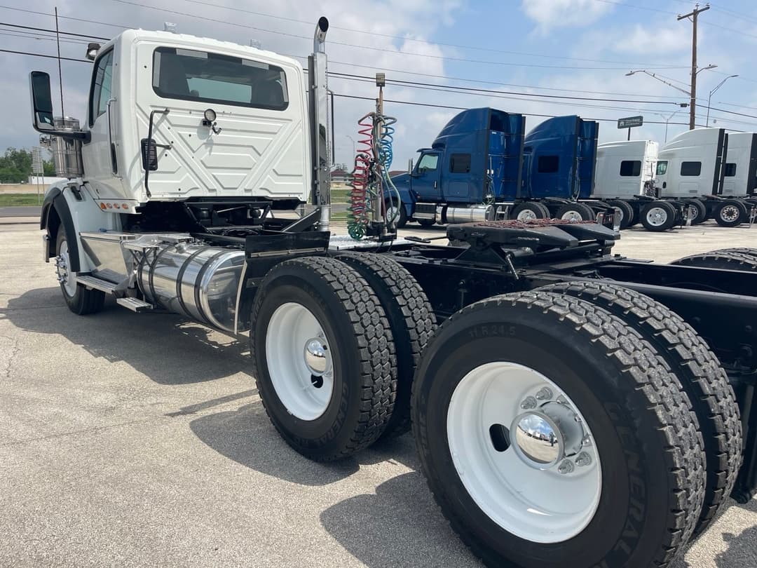 2023 International HX — photo 7