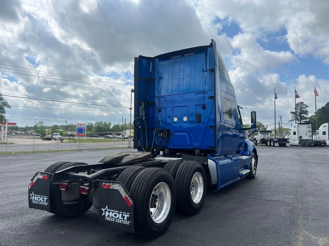 2021 International LT — photo 3