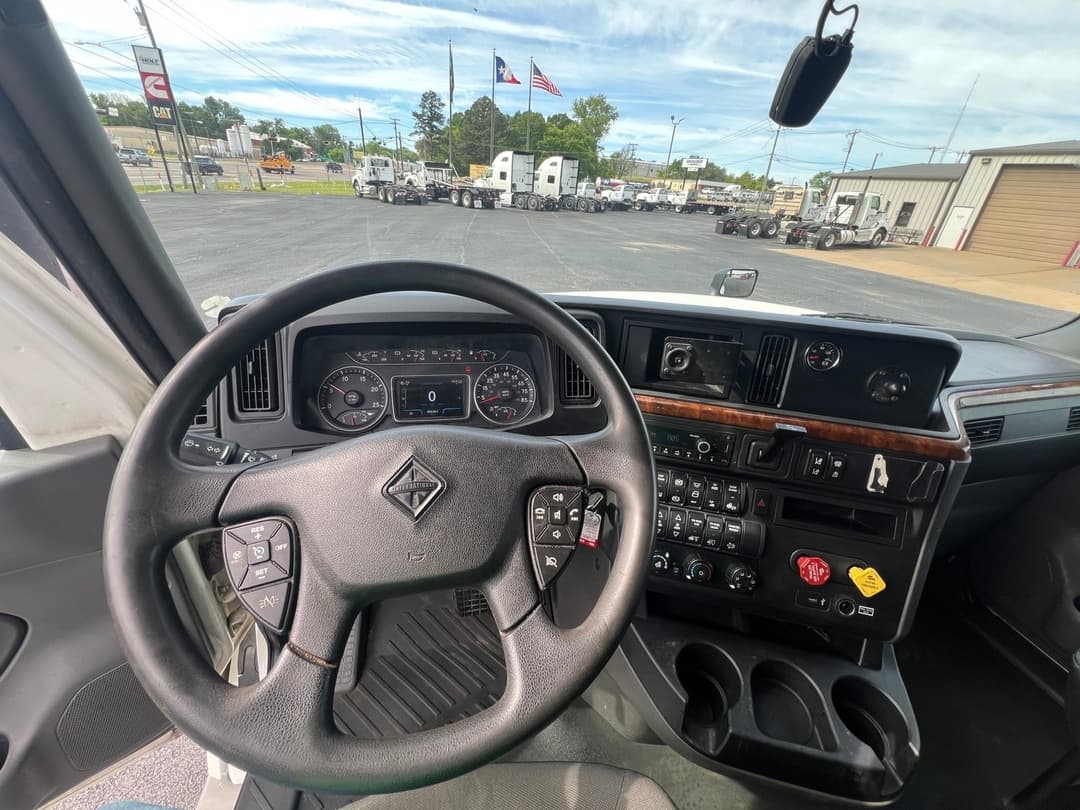 2022 International LT — photo 15
