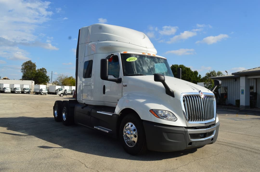 2022 International LT — photo 4