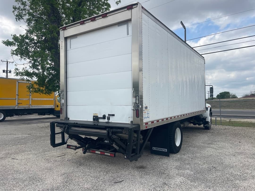 2017 International 4300 — photo 2