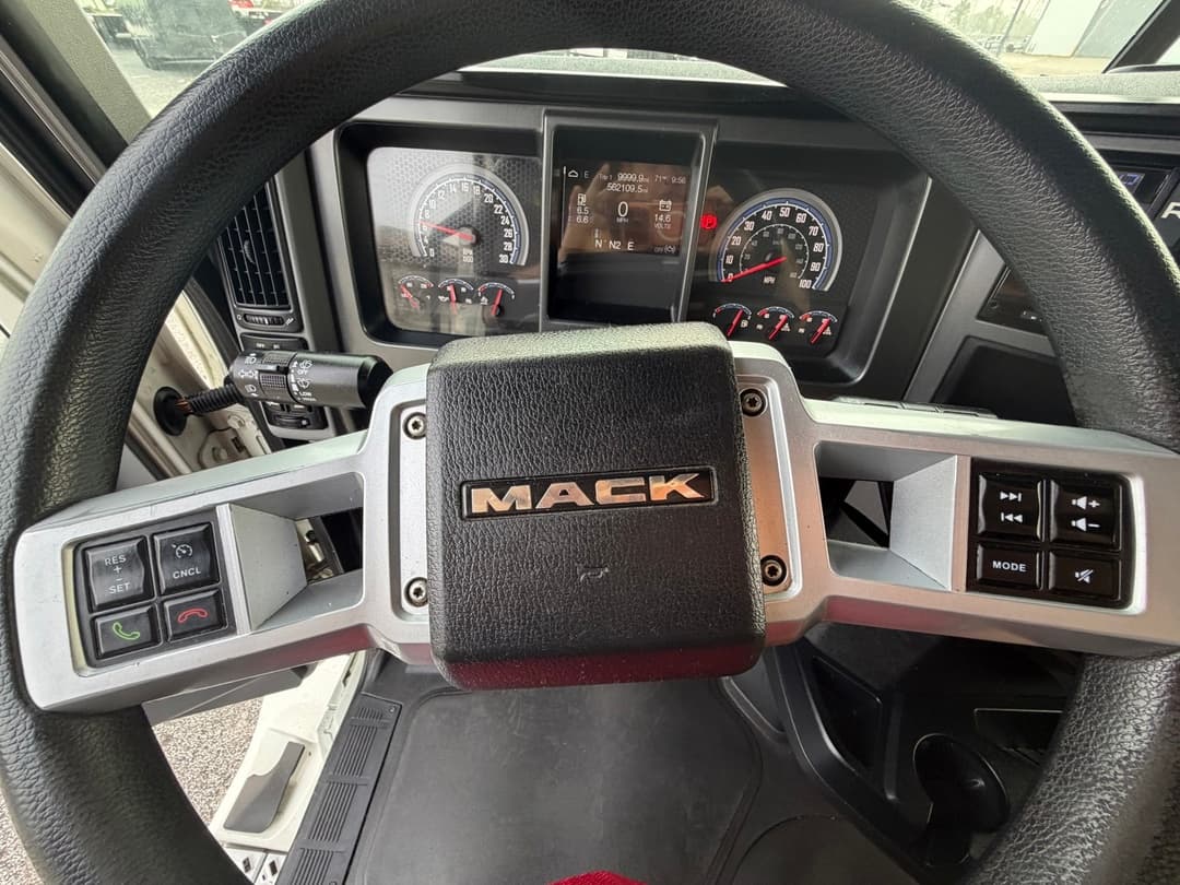 2020 Mack Anthem — photo 12