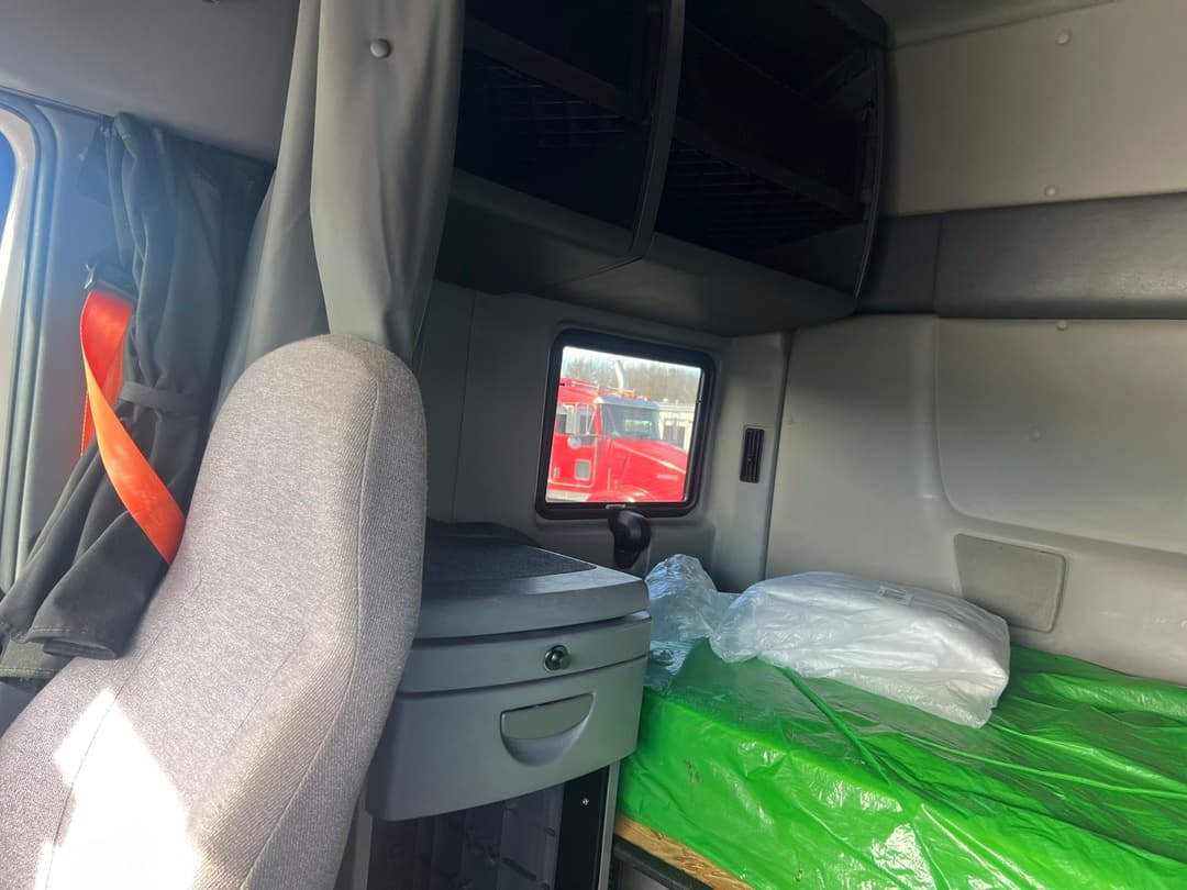 2022 International LT — photo 2