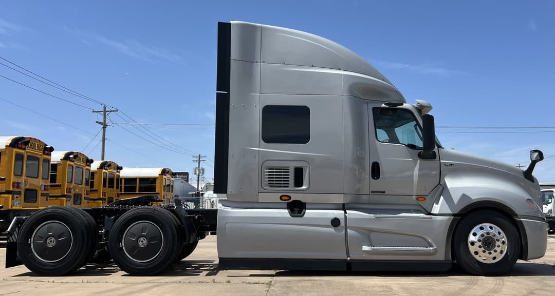 2025 International LT — photo 4