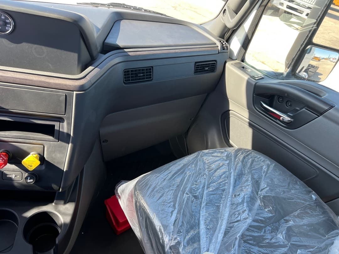 2026 International LT — photo 13