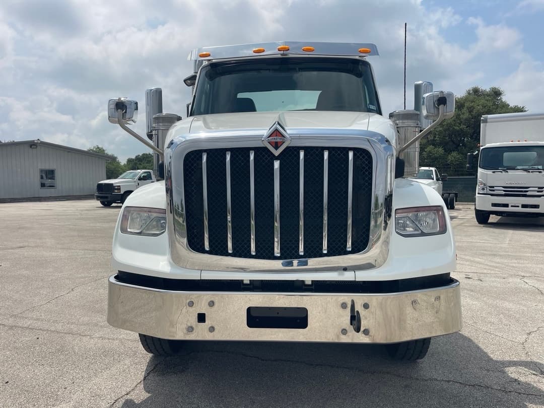 2023 International HX — photo 4