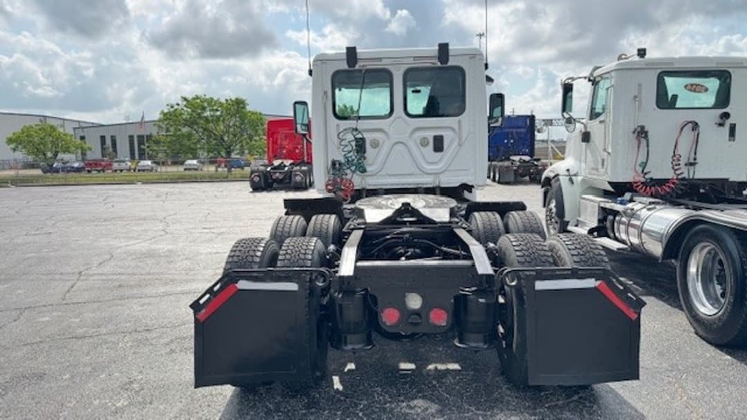 2017 Freightliner Cascadia — photo 14