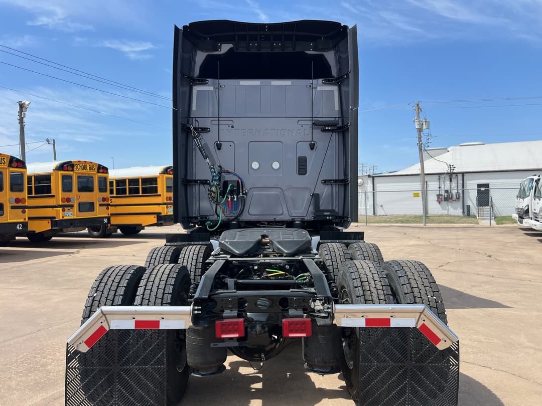 2025 International LT — photo 4