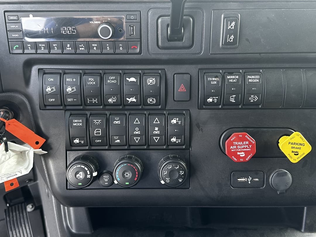 2025 International LT — photo 4