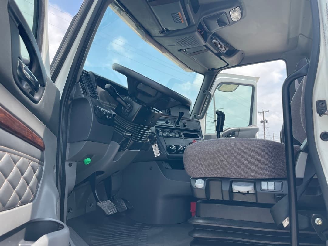 2023 International HX — photo 12