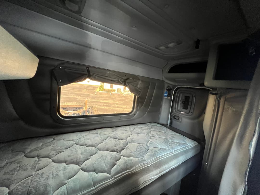 2023 Peterbilt 389 — photo 23