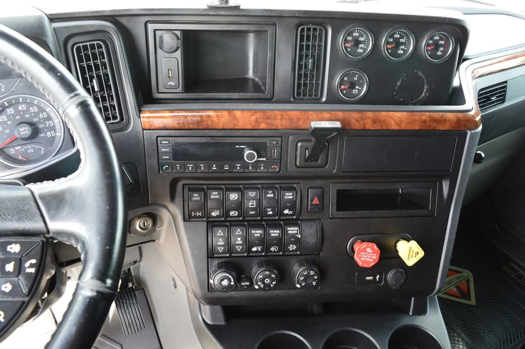 2022 International LT — photo 12