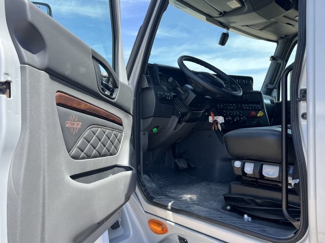 2025 International LT — photo 9