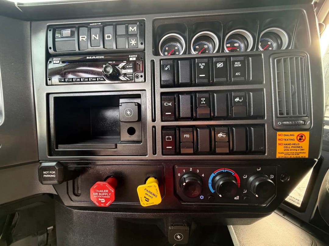 2020 Mack Anthem — photo 12