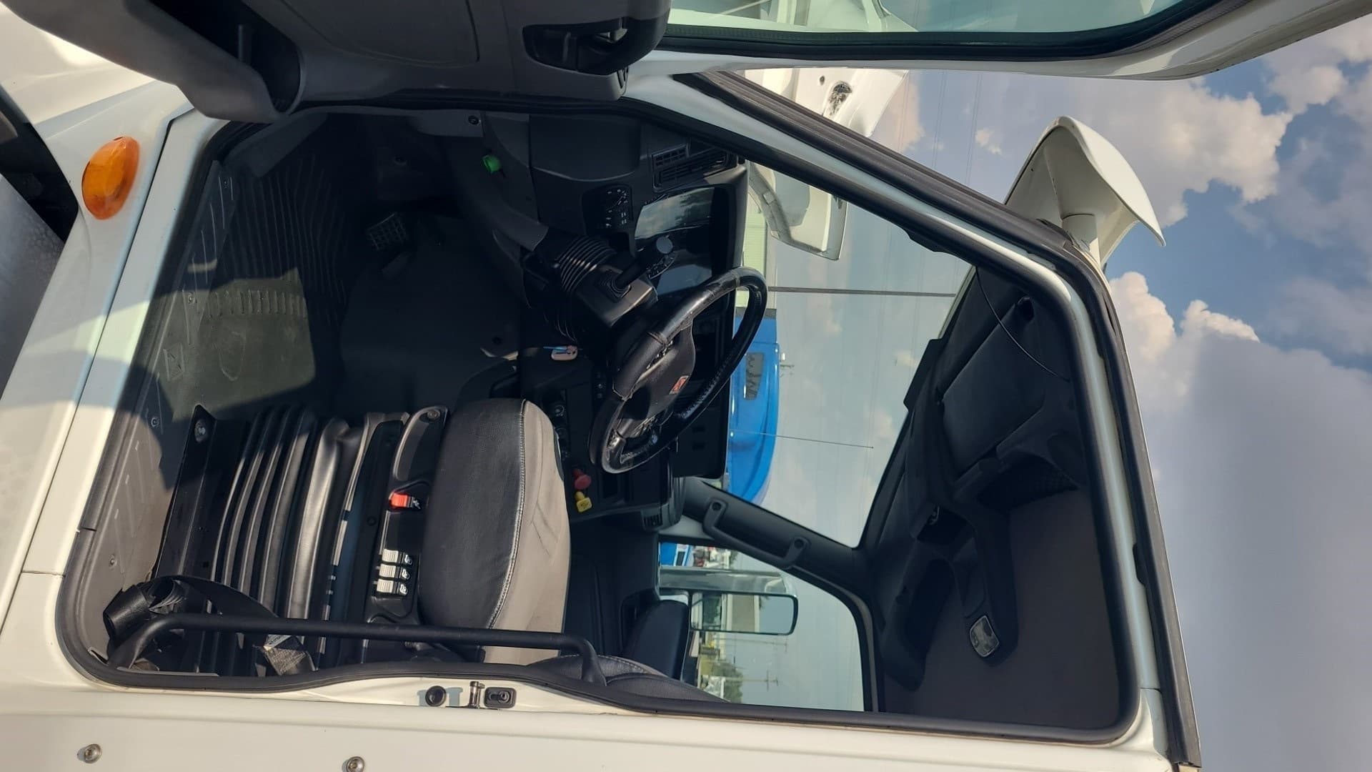 2019 International LT — photo 3