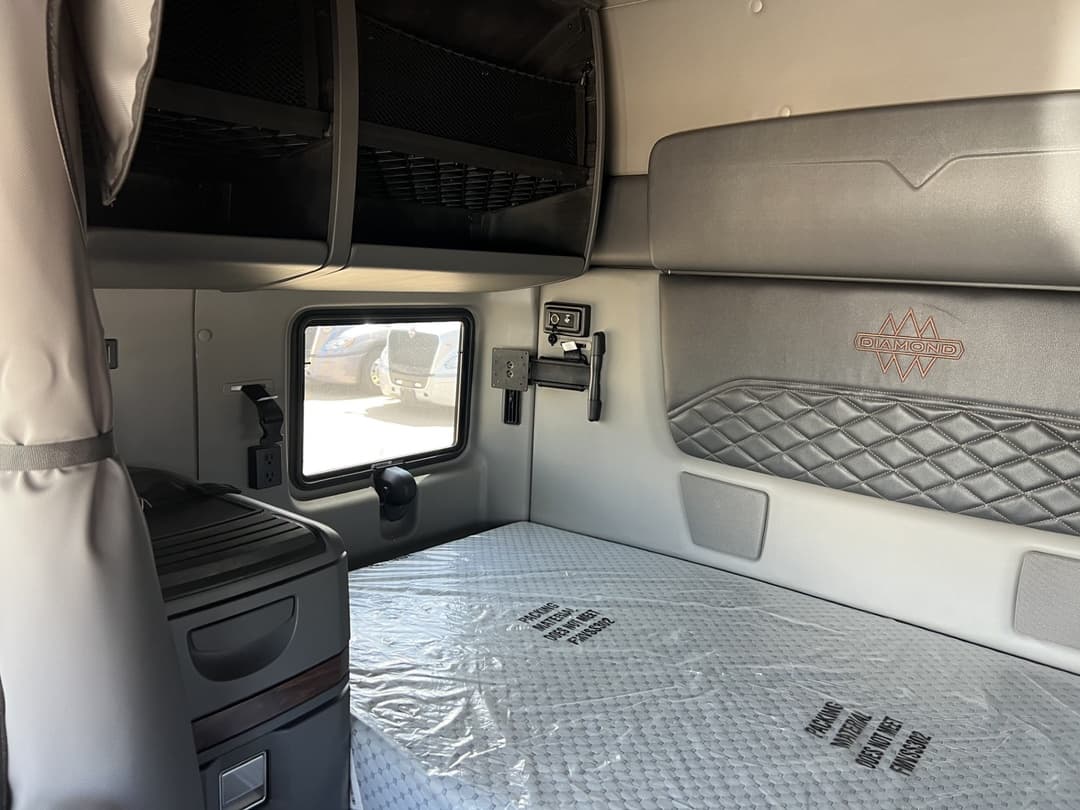 2025 International LT — photo 11