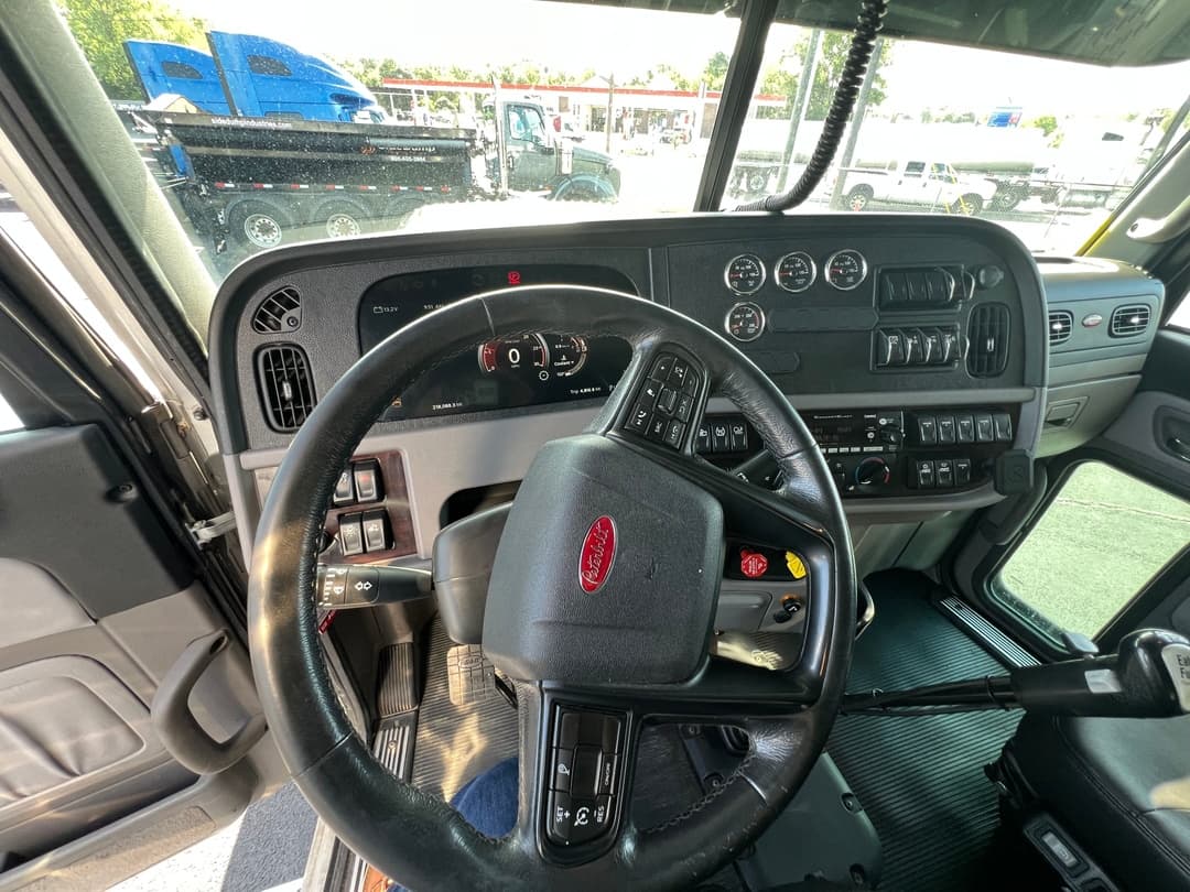 2023 Peterbilt 389 — photo 5