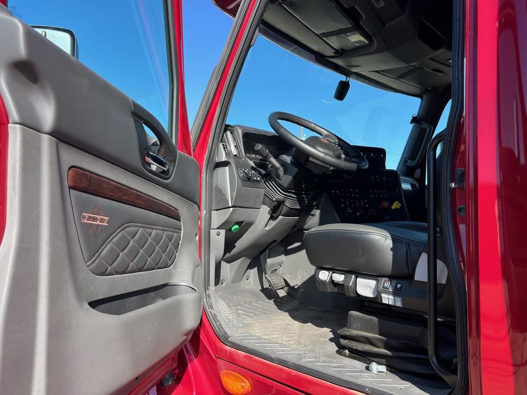 2025 International LT — photo 8