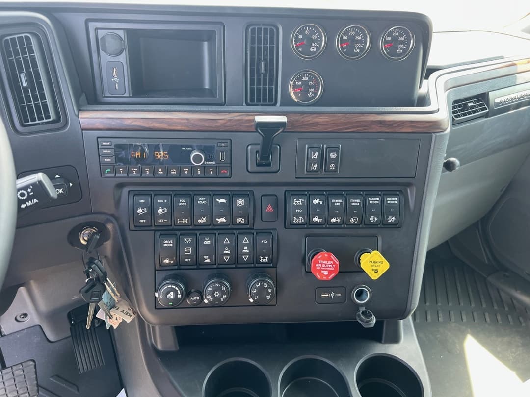 2025 International LT — photo 15