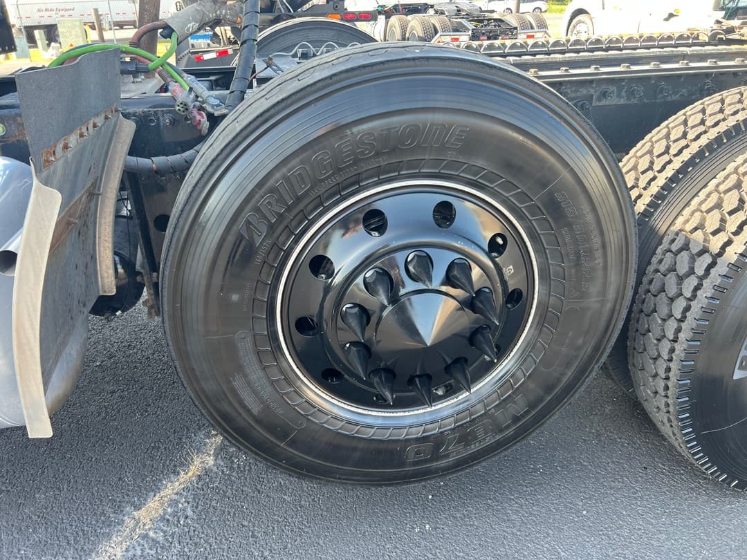 2023 Peterbilt 389 — photo 17