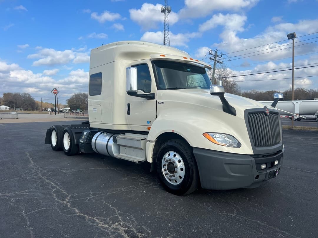 2022 International LT — photo 6