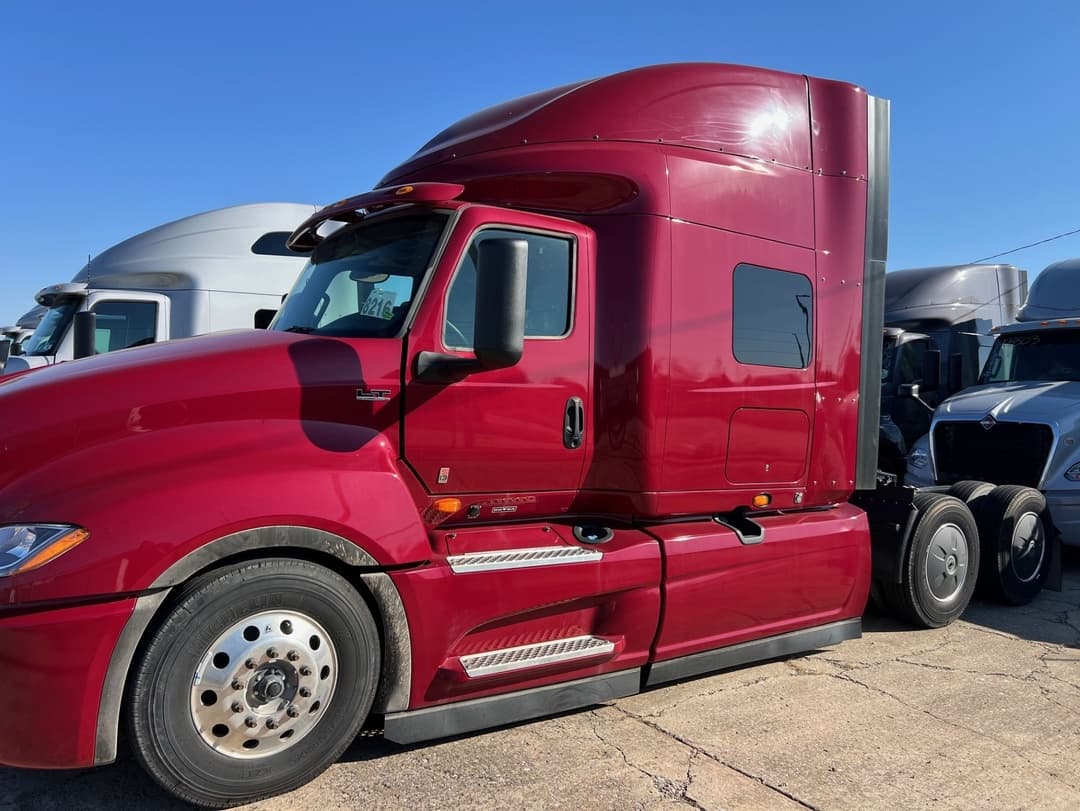 2025 International LT — photo 2