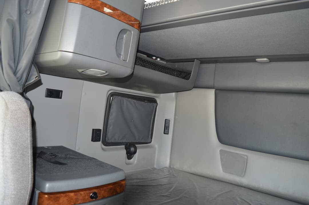 2022 International LT — photo 13